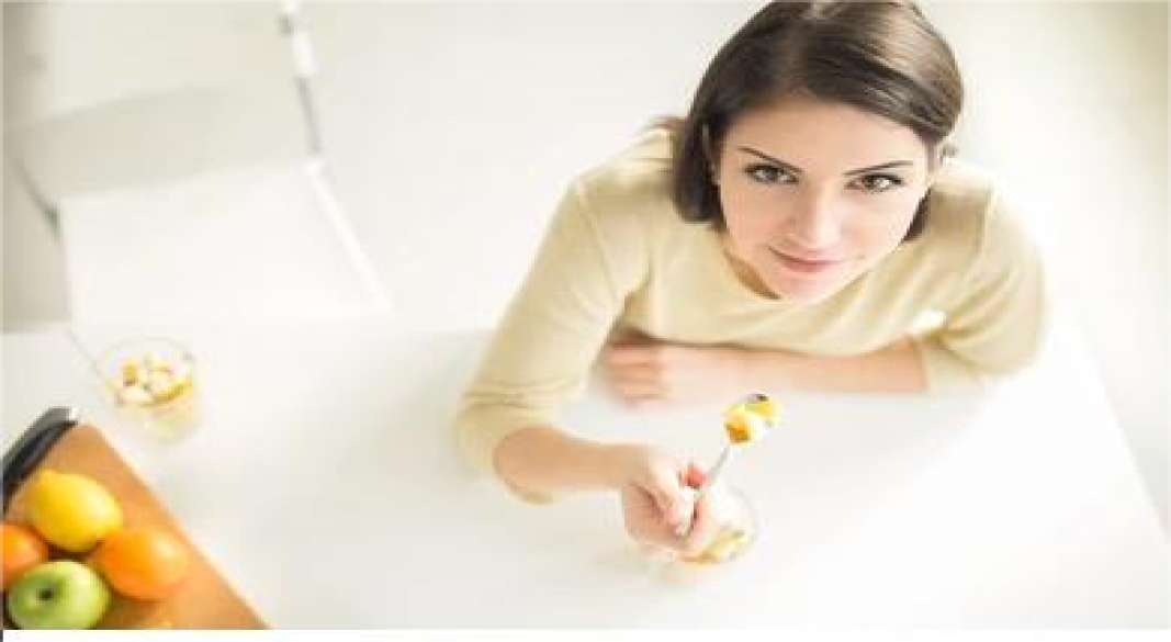 A balanced pregnancy diet plate with fruits, vegetables, grains, dairy, and protein-rich foods for expecting mothers.